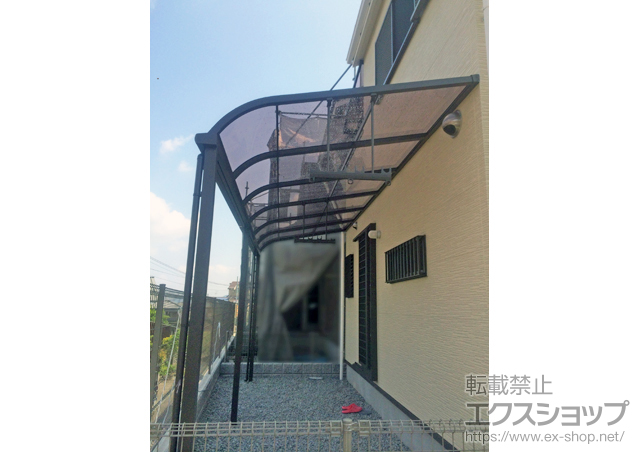 大阪府八尾市のLIXIL リクシル（トステム）のテラス屋根 ライザーテラスII R型 テラスタイプ 連棟 積雪〜20cm対応+吊り下げ物干し ロング 2本入 施工例