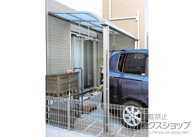 愛知県名古屋市のLIXIL リクシル（トステム）のテラス屋根 ライザーテラスII R型 テラスタイプ 単体 積雪〜20cm対応+吊り下げ式物干し　標準　2本入り 施工例