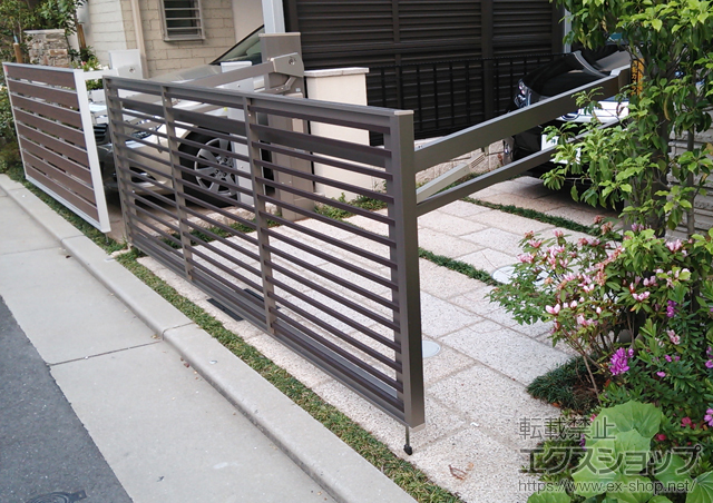 兵庫県芦屋市ののカーゲート オーバードアS1型 マテリアルカラー 電動式 施工例