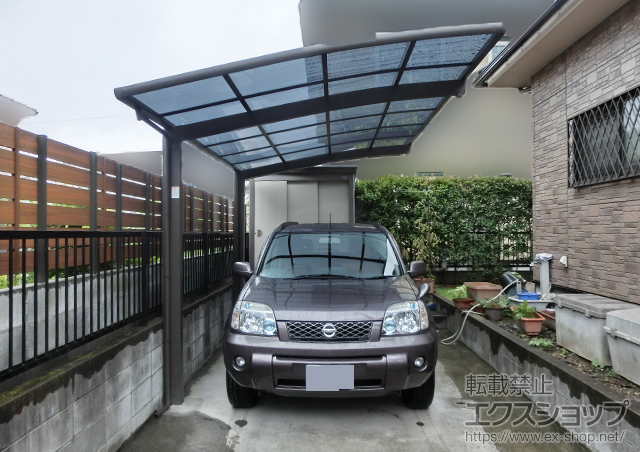 埼玉県鶴ヶ島市のLIXIL リクシル（トステム）のカーポート カーブポートシグマIII 積雪〜20cm対応+着脱式サポート(補助柱)(1本入り) 施工例