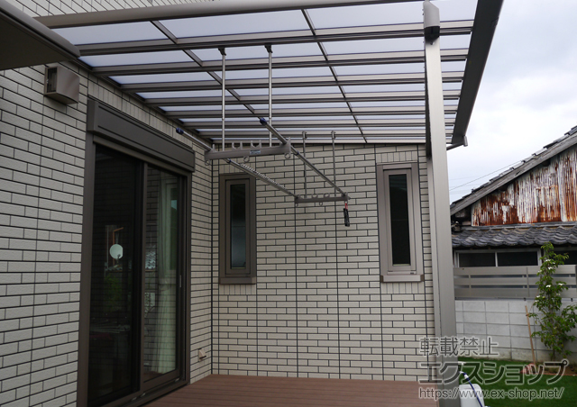 和歌山県海草郡紀美野町のLIXIL リクシル（トステム）のテラス屋根 パワーアルファ F型 テラスタイプ 単体 積雪〜30cm対応＋吊り下げ物干し ロング2本入り 施工例