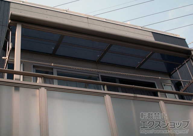 埼玉県朝霞市のLIXIL リクシル（トステム）のバルコニー・ベランダ屋根 ライザーテラスII F型 屋根タイプ 単体 積雪〜20cm対応＋吊り下げ物干し 標準 2本入り 施工例