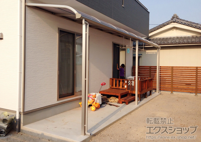 鹿児島県霧島市ののテラス屋根 プレシオステラス R型 テラスタイプ 連棟　積雪〜20cm対応＋吊り下げ物干し 標準 2本入り 施工例