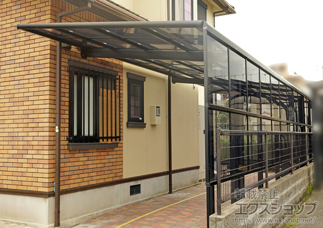 東京都小平市のLIXIL リクシル（トステム）のカーポート レークポートシグマIII 縦連棟 積雪〜20cm対応＋サイドパネル 2段＋着脱式サポート柱 1本入り 施工例