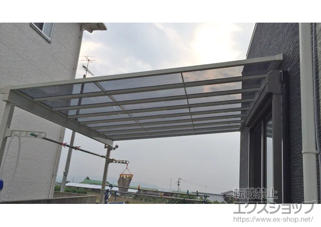 愛媛県新居浜市のLIXIL リクシル（トステム）のテラス屋根 ライザーテラスII F型 テラスタイプ 単体 積雪～20cm対応＋壁付け物干し　標準　2本入 施工例