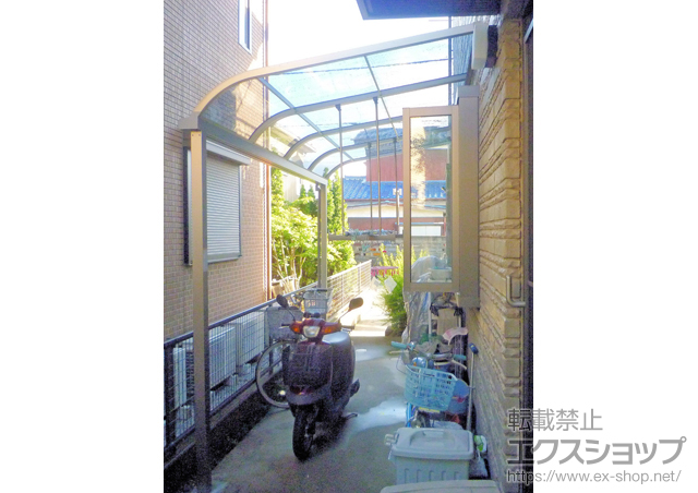 埼玉県鴻巣市のLIXIL リクシル（トステム）のテラス屋根 ライザーテラスII R型 テラスタイプ 単体 積雪〜20cm対応+吊り下げ物干し ロング 2本入 施工例