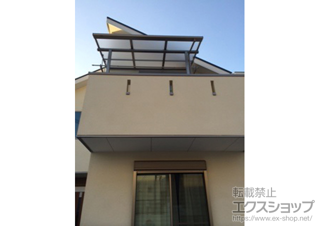 兵庫県神戸市のLIXIL リクシル（トステム）のバルコニー・ベランダ屋根 ライザーテラスII F型 屋根タイプ 単体 積雪〜20cm対応＋吊り下げ物干し 標準 2本入 施工例