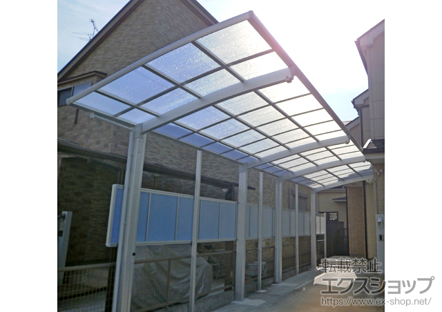 東京都八王子市のLIXIL リクシル（トステム）のカーポート レグナスポートシグマIII 縦連棟 耐風圧強度仕様 積雪〜30cm対応＋着脱式サポート×4本/母屋補強材セット/サイドパネルH800 施工例