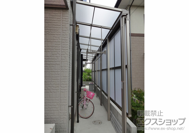 山形県東田川郡三川町のLIXIL リクシル（トステム）のテラス屋根 ライザーテラスII F型 テラスタイプ 3連棟 積雪〜50cm対応＋前面スクリーン 2段仕様＋吊り下げ式物干し 標準ロング 2本入 施工例