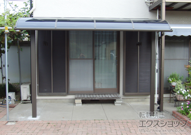 埼玉県比企郡川島町のLIXIL リクシル（トステム）のテラス屋根 ライザーテラスII R型 3000 テラスタイプ 単体 積雪〜100cm対応＋吊り下げ物干し 標準 2本入り 施工例