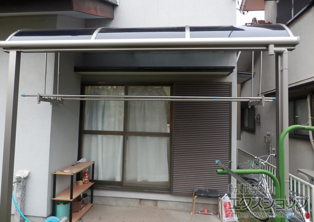 埼玉県児玉郡上里町のLIXIL リクシル（トステム）のテラス屋根 ライザーテラスII R型 1500 テラスタイプ 単体 積雪〜50cm対応＋吊り下げ物干し 標準 2本入 施工例