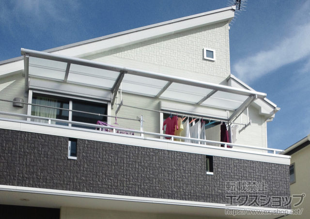 神奈川県横浜市のLIXIL リクシル（トステム）のバルコニー・ベランダ屋根 ライザーテラスII F型 ルーフタイプ 連棟 積雪〜20cm対応＋吊り下げ式物干し 標準2本入り＋樋穴ふさぎキャップ 施工例