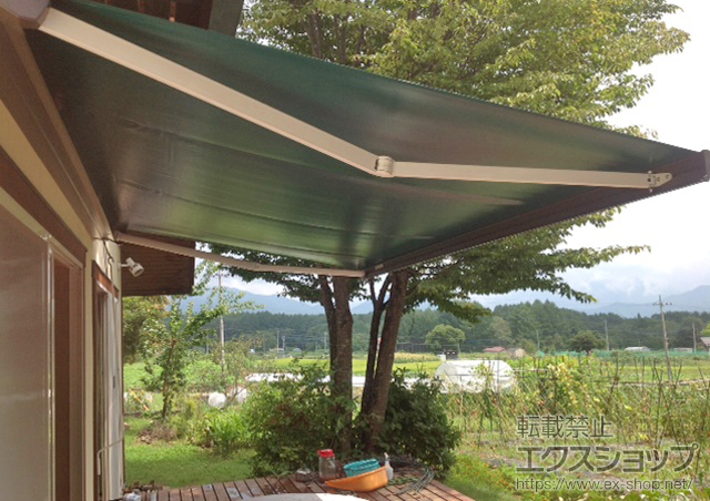 山梨県北杜市のLIXIL リクシル（トステム）のオーニング・日よけ 彩風C型 手動式 施工例