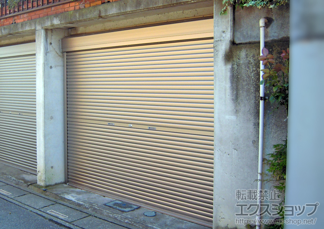 埼玉県富士見市のLIXIL リクシル（トステム）のガレージシャッター ガレージシャッタークワトロ 手動式 外部付タイプ 施工例