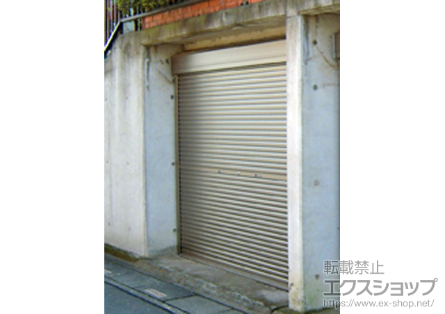 埼玉県富士見市のLIXIL リクシル（トステム）のガレージシャッター ガレージシャッタークワトロ 手動式 外部付タイプ 施工例