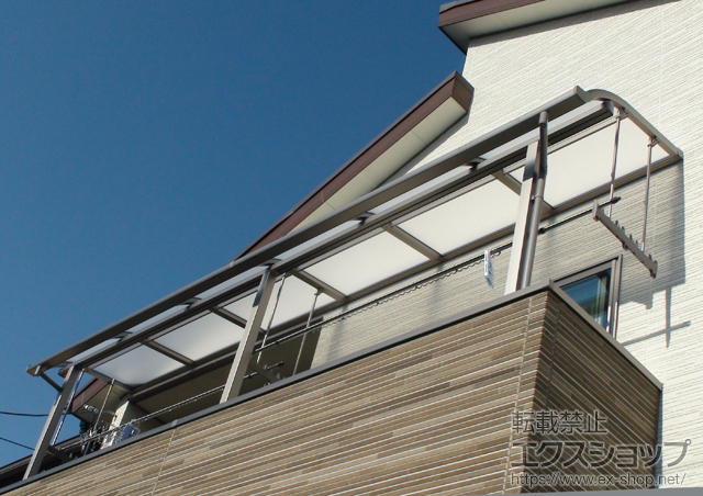 京都府京都市のLIXIL リクシル（トステム）のバルコニー・ベランダ屋根 ライザーテラスII R型 屋根タイプ 連棟 積雪〜20cm対応＋吊り下げ物干し 標準 3本入 施工例
