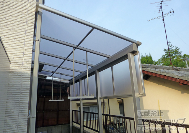 広島県安芸郡府中町ののテラス屋根 ヴェクターテラス F型 屋根タイプ 単体 積雪〜20cm対応＋前面パネル 1段仕様＋吊り下げ式物干し ロング 2本入り 施工例