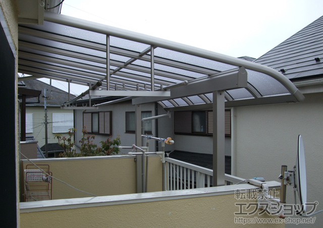 千葉県柏市ののバルコニー・ベランダ屋根 ヴェクターテラス R型 1500 屋根タイプ 単体 積雪〜50cm対応＋吊り下げ式物干し　標準　2本入り 施工例