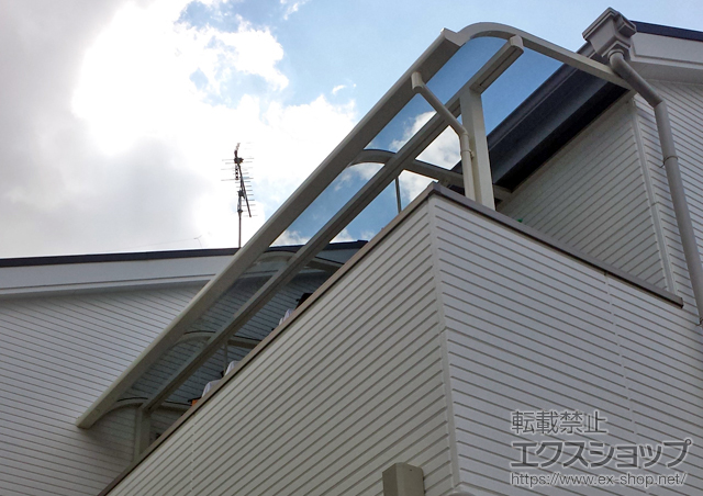 大阪府茨木市のLIXIL リクシル（トステム）のバルコニー・ベランダ屋根 ライザーテラスII R型 屋根タイプ 単体 積雪〜20cm対応 施工例