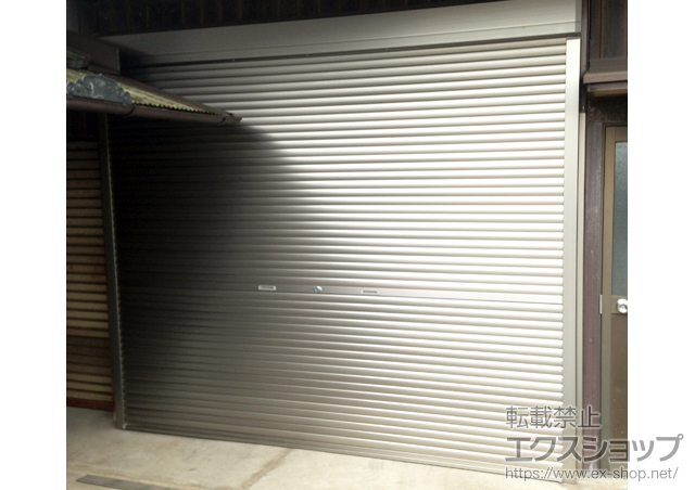岡山県倉敷市のLIXIL リクシル（トステム）のガレージシャッター ガレージシャッタークワトロ 手動式 外部付タイプ 施工例