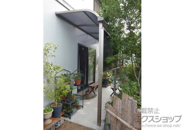香川県三豊市のLIXIL リクシル（トステム）のテラス屋根 ライザーテラスII R型 テラスタイプ 単体 積雪〜20cm対応＋前面スクリーン 施工例