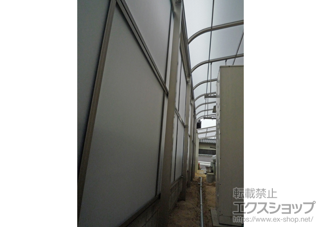 岡山県倉敷市のLIXIL リクシル（トステム）のテラス屋根 ライザーテラスII R型 テラスタイプ 三連棟 積雪〜20cm対応+吊り下げ物干し ロング 2本入+前面スクリーン　2段用　連棟用 施工例
