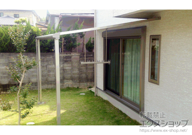 福岡県筑紫野市のLIXIL リクシル（トステム）のテラス屋根 ライザーテラスII F型 テラスタイプ 単体 積雪〜20cm対応＋吊下げ物干し 標準 ワイドタイプ 2本入 施工例