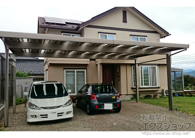 長野県伊那市のLIXIL リクシル（トステム）のカーポート テリオスポートIII 1500 3台用 角柱4本 積雪〜50cm対応＋サイドパネル(ポリカーボネート)(片側分) 1面囲い 角柱4本柱 施工例