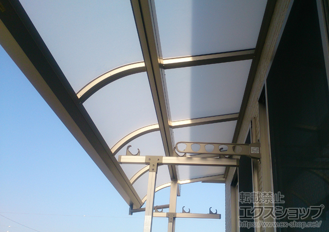 宮城県仙台市のLIXIL リクシル（トステム）のバルコニー・ベランダ屋根 ライザーテラスII R型 屋根タイプ 単体 積雪〜20cm対応＋ 壁付け物干し 標準 2本入り 施工例