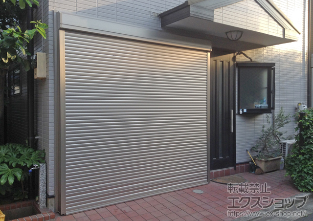 東京都豊島区のLIXIL リクシル（トステム）のガレージシャッター ガレージシャッタークワトロ 電動式 外部付タイプ 施工例
