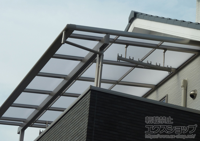 奈良県奈良市のLIXIL リクシル（トステム）のバルコニー・ベランダ屋根 パワーアルファ F型 屋根タイプ 単体 積雪〜30cm対応+吊下げ物干し 標準 ワイドタイプ 2本入 施工例