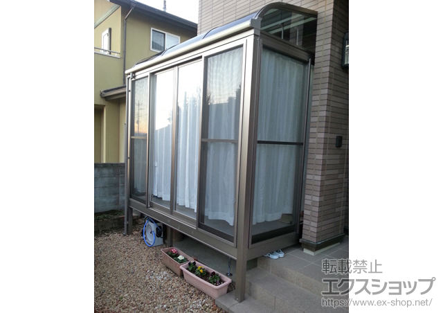 群馬県前橋市のLIXIL リクシル（トステム）のテラス囲い・サンルーム ほせるんですII R型 床納まり 積雪〜20cm対応＋吊り下げ物干し 標準 2本入/物干し取付桟/網戸 施工例