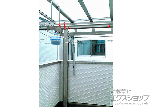 大阪府東大阪市のLIXIL リクシル（トステム）のテラス屋根 ライザーテラスII R型 テラスタイプ 単体 積雪〜20cm対応＋吊り下げ式物干し 標準2本入り 施工例