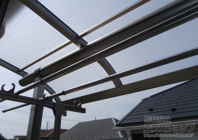 東京都府中市ののテラス屋根 プレシオステラス R型 屋根タイプ 単体 積雪〜20cm対応+ライザーテラス?用 壁付け物干し ロング 2本入 施工例