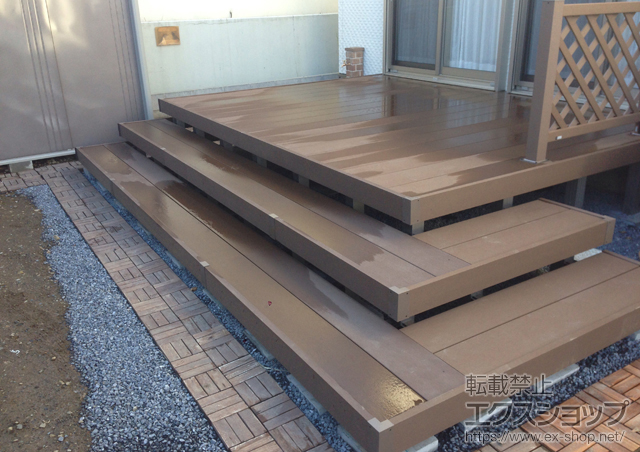 東京都八王子市ののウッドデッキ リウッドデッキ 200＋リウッドデッキフェンス2型＜ラチス格子＞＋段床セット2段＋床下囲い 外観左側側面2段 出幅9尺分 施工例