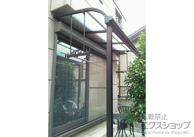 兵庫県姫路市のLIXIL リクシル（トステム）のテラス屋根 ライザーテラスII R型 1500 テラスタイプ 単体 積雪〜50cm対応＋吊り下げ物干し ロング 2本入 施工例