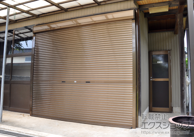 千葉県習志野市のLIXIL リクシル（トステム）のガレージシャッター ガレージシャッタークワトロ 手動式 外部付タイプ 施工例