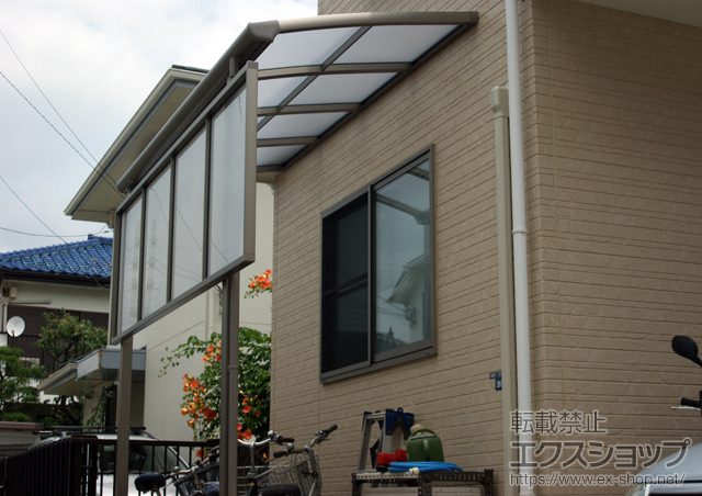 東京都町田市のLIXIL リクシル（トステム）のテラス屋根 パワーアルファ L型 テラスタイプ 単体 積雪〜30cm対応+ 前面スクリーン 1段 施工例