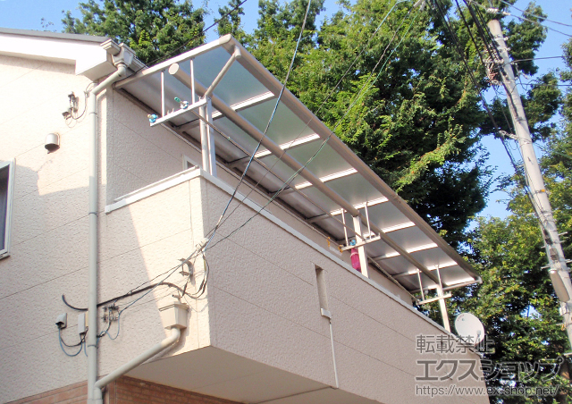 東京都足立区ののバルコニー・ベランダ屋根 プレシオステラス F型 屋根タイプ 連棟 積雪〜20cm対応+吊り下げ式物干し 標準 施工例