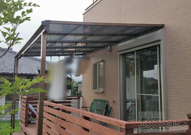 埼玉県鴻巣市のLIXIL リクシル（トステム）のテラス屋根 ライザーテラスII F型 テラスタイプ 単体 積雪〜20cm対応＋吊下げ物干し ロング 標準タイプ 2本入 施工例