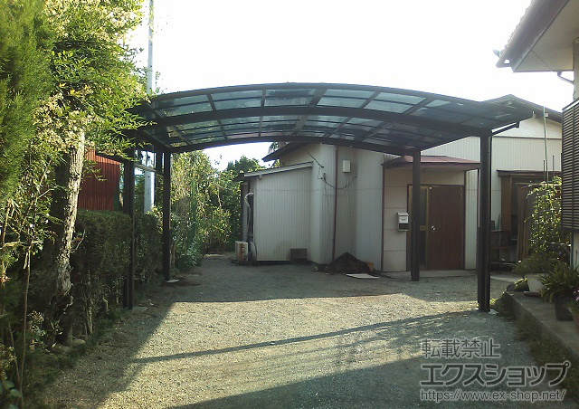 神奈川県厚木市のLIXIL リクシル（トステム）のカーポート カーブポートシグマIII ワイド 積雪〜20cm対応+サイドパネル(片側分)+屋根材ホルダー+柱ガード(1本入) 施工例