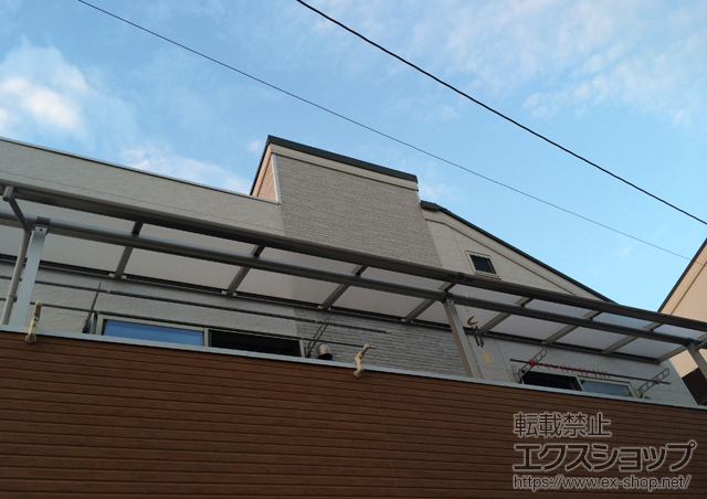 神奈川県横浜市ののバルコニー・ベランダ屋根 プレシオステラス F型 屋根タイプ 連棟 積雪〜20cm対応＋水平式物干し（壁面固定） 木造躯体用 2本入り 施工例