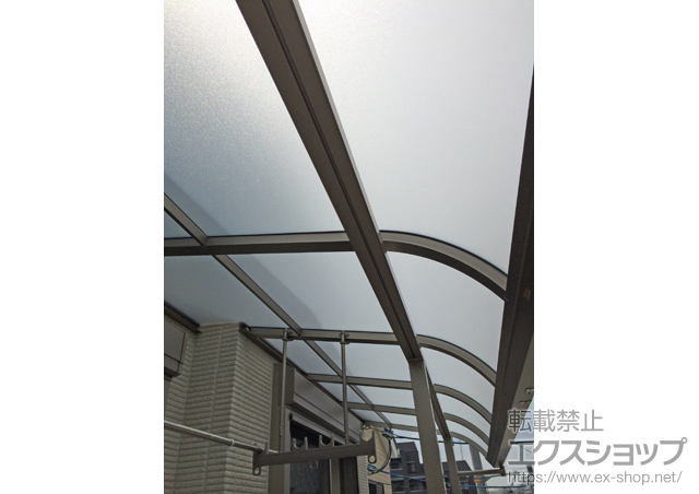 大阪府吹田市のLIXIL リクシル（トステム）のバルコニー・ベランダ屋根 ライザーテラスII R型 屋根タイプ 連棟 積雪〜20cm対応＋吊り下げ物干し 標準 2本入 施工例