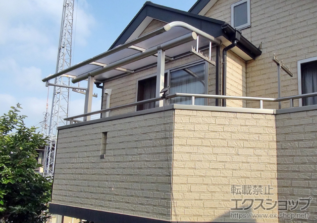 埼玉県川口市ののバルコニー・ベランダ屋根 ヴェクターテラス R型 屋根タイプ 単体 積雪〜20cm対応+吊り下げ物干し 標準 2本入 施工例