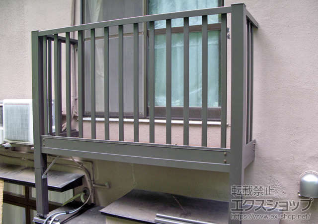 神奈川県川崎市のLIXIL リクシル（トステム）のバルコニー ビューステージHスタイル 縦太格子 単体 屋根置き式 施工例