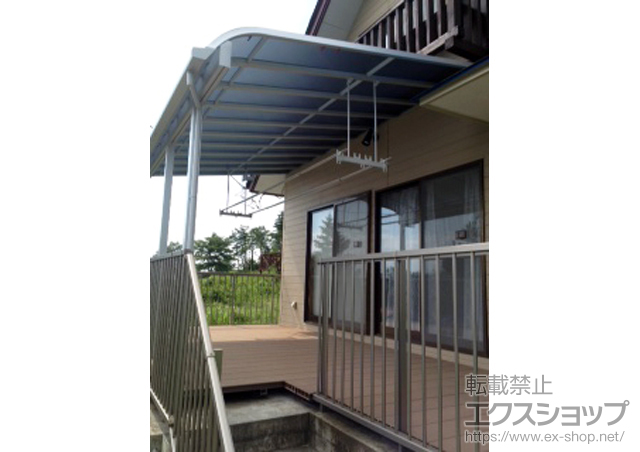 群馬県前橋市のLIXIL リクシル（トステム）のテラス屋根 ライザーテラスII R型 1500 テラスタイプ 連棟 積雪〜50cm対応+吊下げ物干し 標準 2本入 施工例