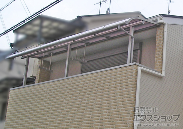 大阪府寝屋川市のLIXIL リクシル（トステム）のバルコニー・ベランダ屋根 ライザーテラスII R型 屋根タイプ 連棟 積雪〜20cm対応＋吊り下げ物干し 標準 2本入 施工例