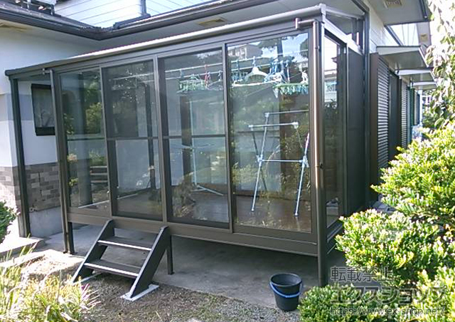 鹿児島県曽於市のLIXIL リクシル（トステム）のテラス囲い・サンルーム ほせるんですII F型 床納まり 積雪~20cm対応 ※特殊納まり＋ステップ(3尺用/2段) 施工例