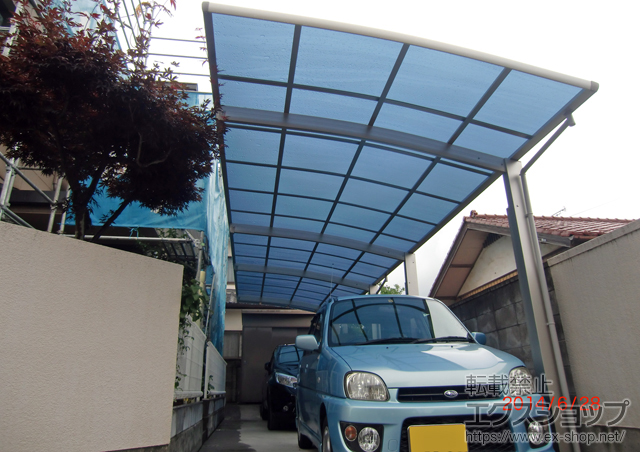 群馬県伊勢崎市ののカーポート レイナポートグラン 縦連棟　積雪〜20cm対応+着脱式サポート（2本入り） 施工例