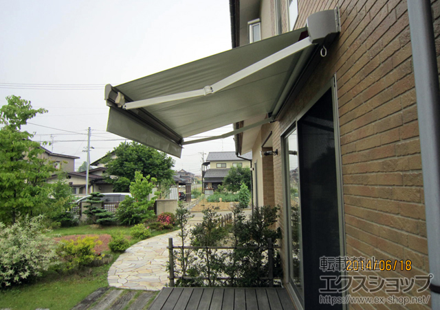 石川県小松市のLIXIL リクシル（トステム）のオーニング・日よけ 彩風S型 手動式 施工例
